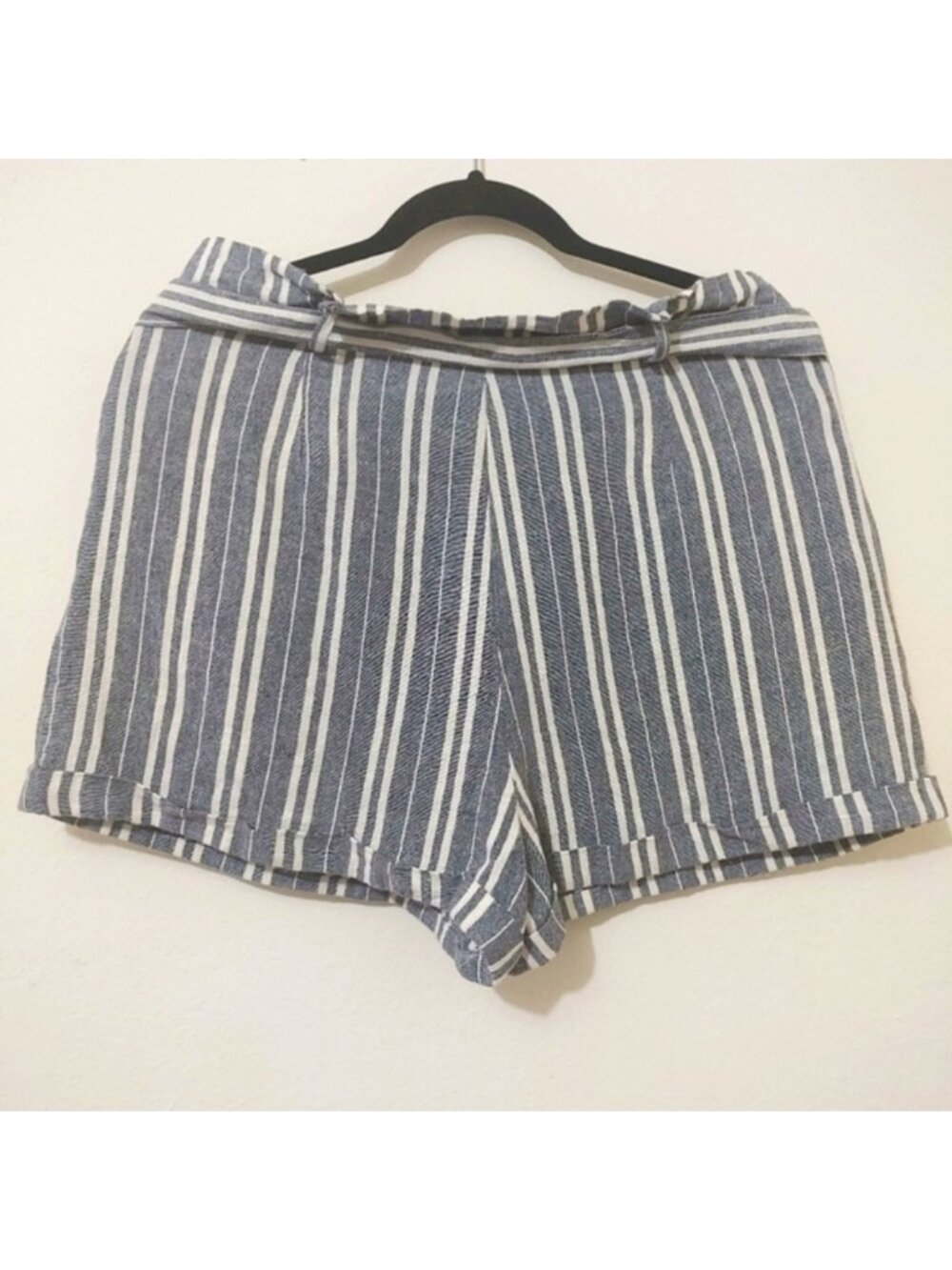 Shorts with bow detail at waist - Picture 2 of 3